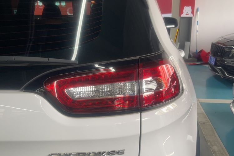 Used Jeep Cherokee 2016 2.4L Superior Edition Right Rear Taillight