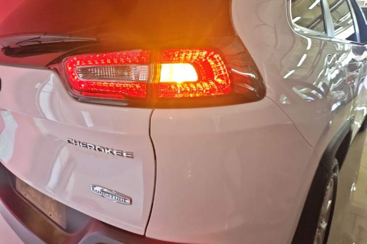Used Jeep Cherokee 2016 2.4L Professional Edition Right Rear Taillight