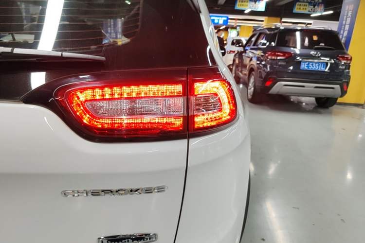 Used Jeep Cherokee 2016 2.4L Leading Smart Version Right Rear Taillight