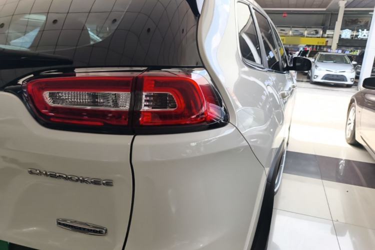 Used Jeep Cherokee 2016 2.4L Professional Edition Right Rear Taillight