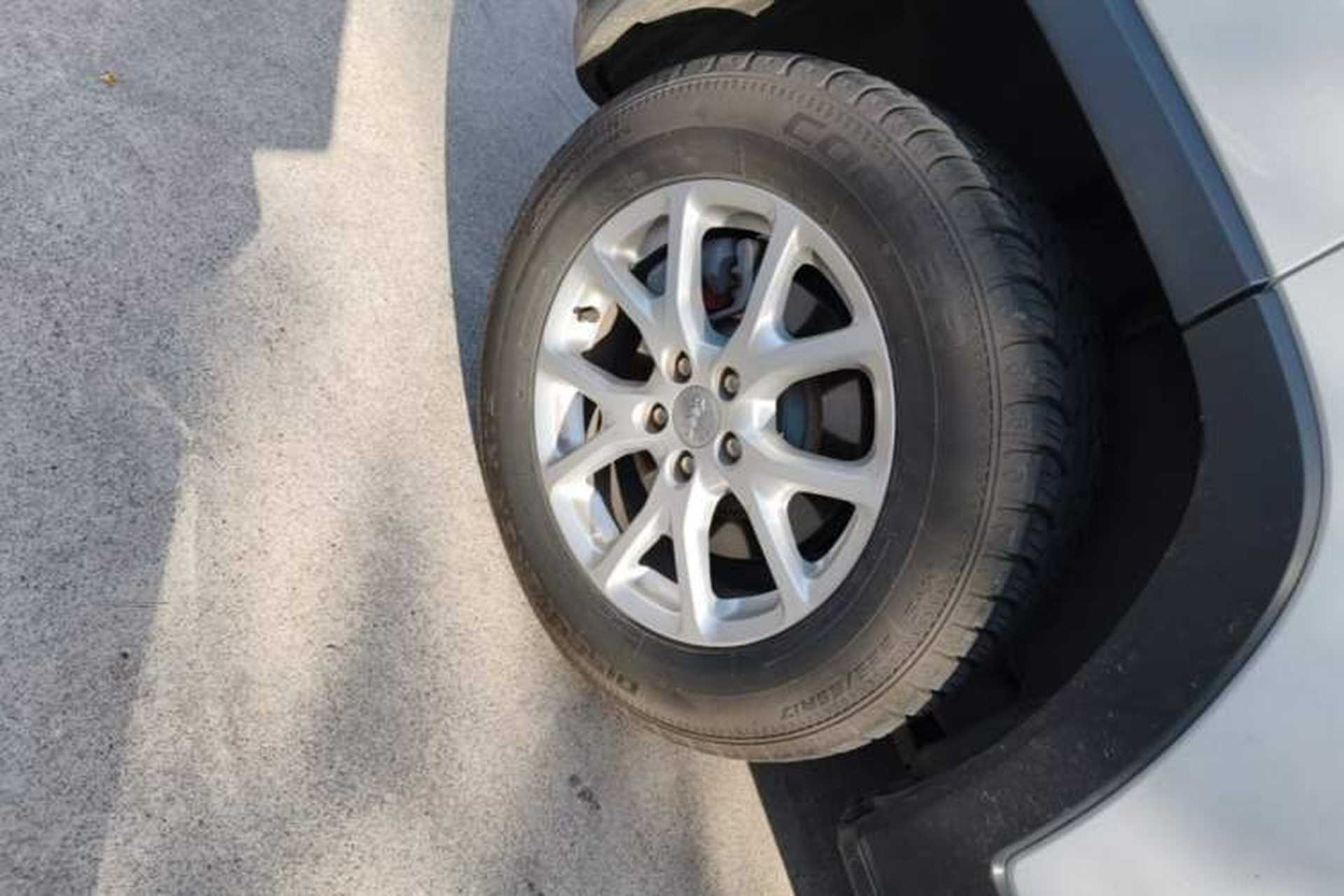 Used Jeep Cherokee 2016 2.4L Professional Smart Version Right Rear Wheel Hub