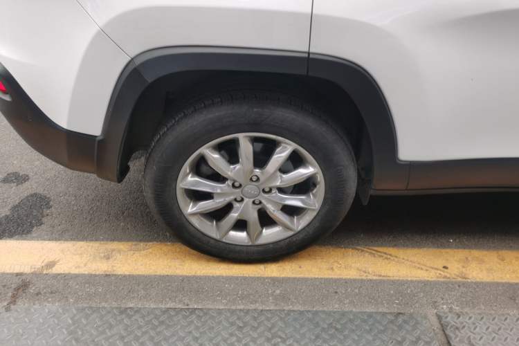 Used Jeep Cherokee 2016 2.4L Superior Edition Right Rear Wheel Hub