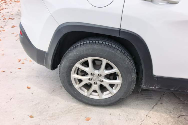 Used Jeep Cherokee 2016 2.4L Professional Edition Right Rear Wheel Hub