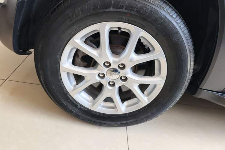 Used Jeep Cherokee 2016 2.4L Professional Edition Right Rear Wheel Hub
