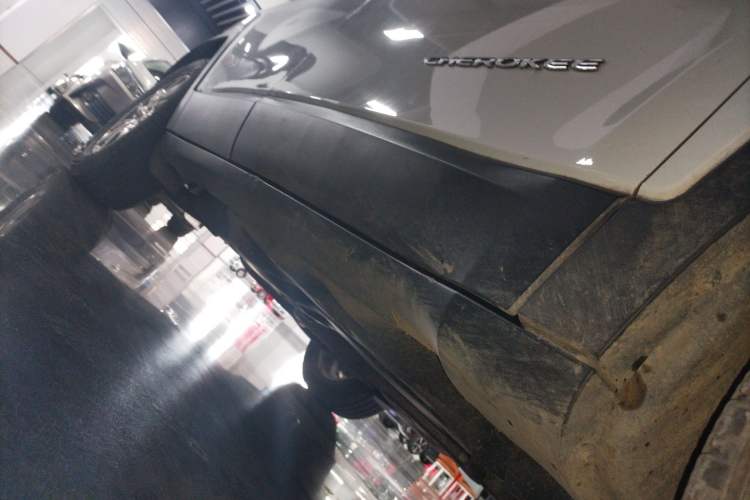 Used Jeep Cherokee 2016 2.4L Superior Edition Right Side Sill