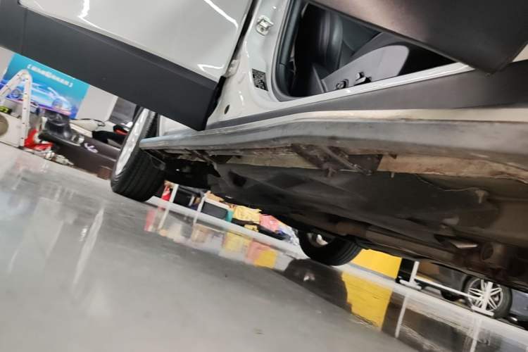 Used Jeep Cherokee 2016 2.4L Leading Smart Version Right Side Sill