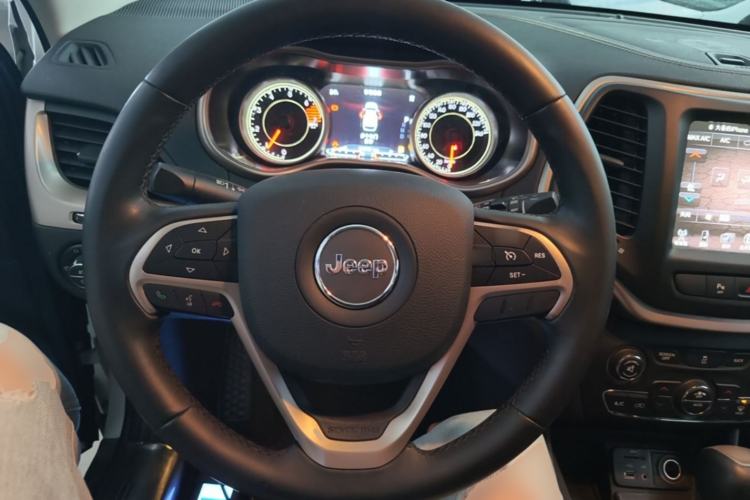 Used Jeep Cherokee 2016 2.0L Superior Edition Steering Wheel