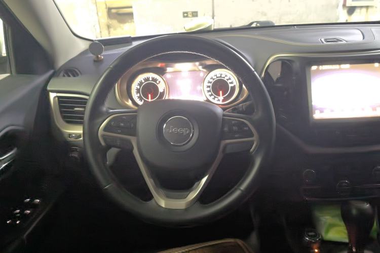 Used Jeep Cherokee 2016 2.4L Professional Smart Version Steering Wheel