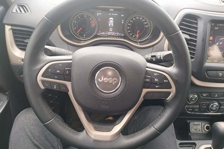 Used Jeep Cherokee 2016 2.0L Superior Edition Steering Wheel