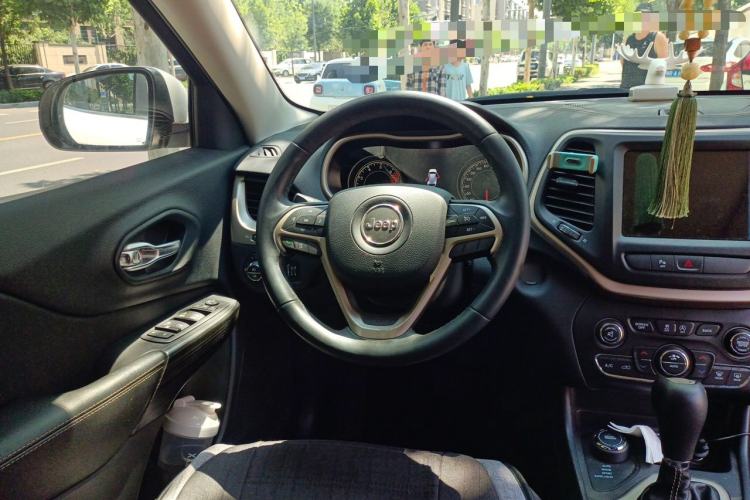 Used Jeep Cherokee 2016 2.4L Professional Smart Version Steering Wheel