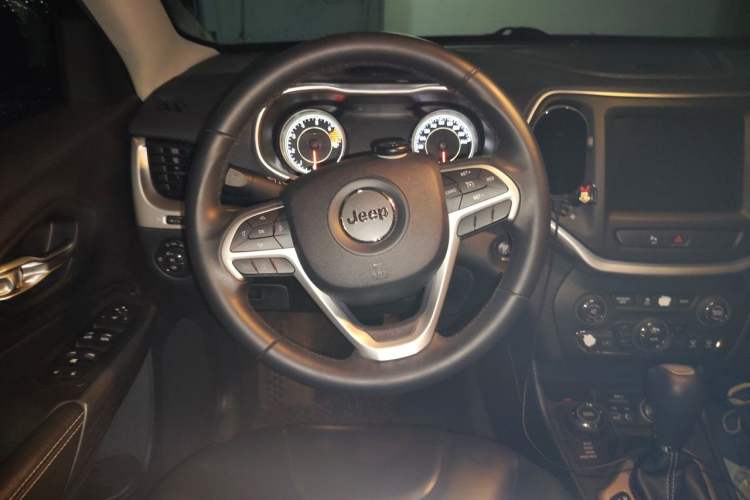 Used Jeep Cherokee 2016 2.4L Professional Smart Version Steering Wheel