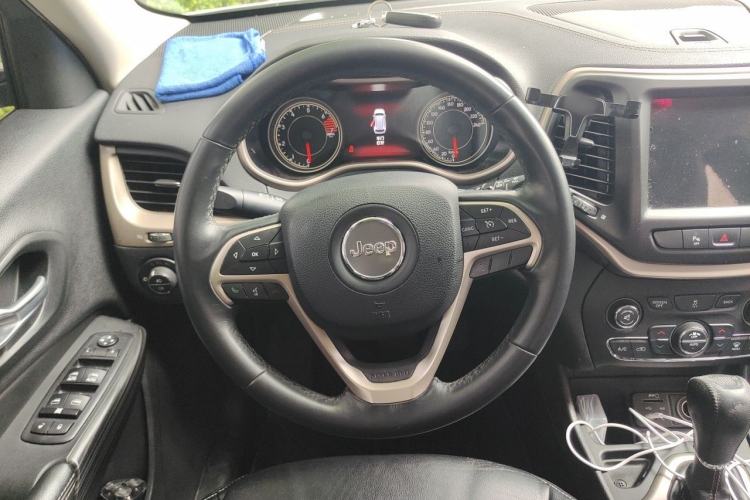 Used Jeep Cherokee 2016 2.0L Smart Version Steering Wheel