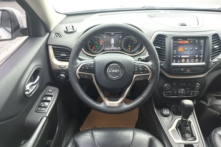 Used Jeep Cherokee 2016 2.4L Professional Smart Version Steering Wheel
