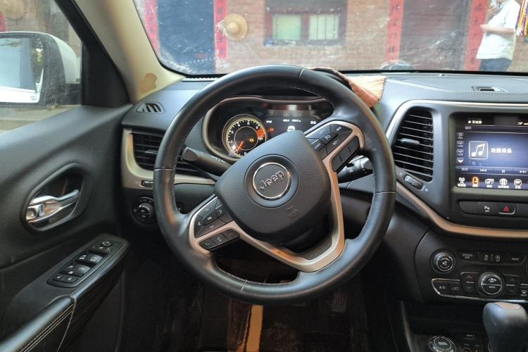 Used Jeep Cherokee 2016 2.4L Professional Smart Version Steering Wheel