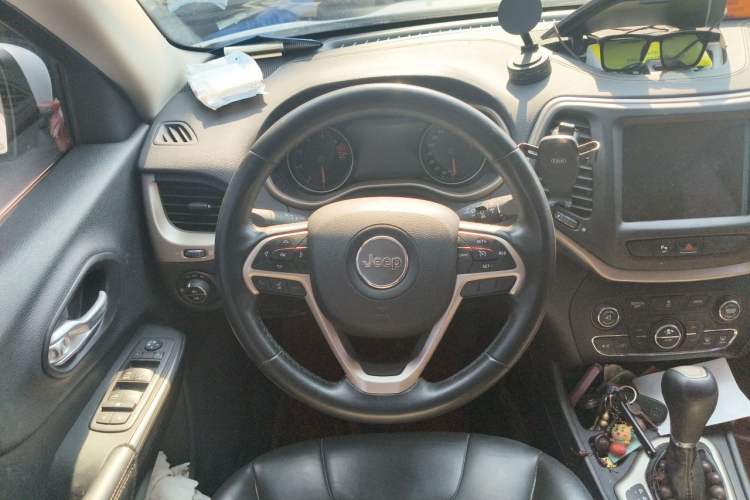 Used Jeep Cherokee 2016 2.0L Superior Edition Steering Wheel