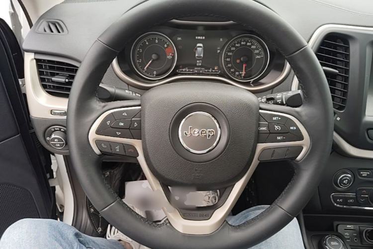 Used Jeep Cherokee 2016 2.4L Professional Smart Version Steering Wheel