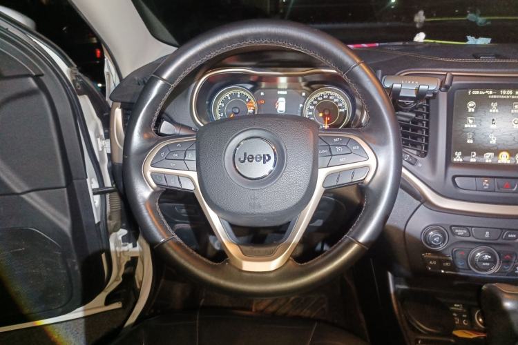 Used Jeep Cherokee 2016 2.0L Superior Edition Steering Wheel