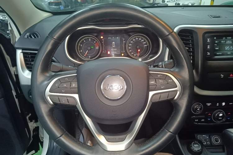 Used Jeep Cherokee 2016 2.4L Professional Edition Steering Wheel