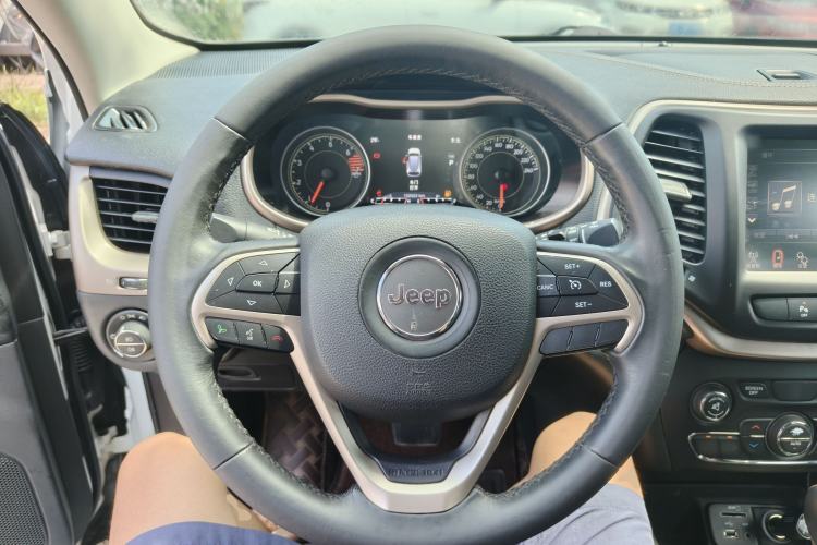 Used Jeep Cherokee 2016 2.0L Smart Version Steering Wheel