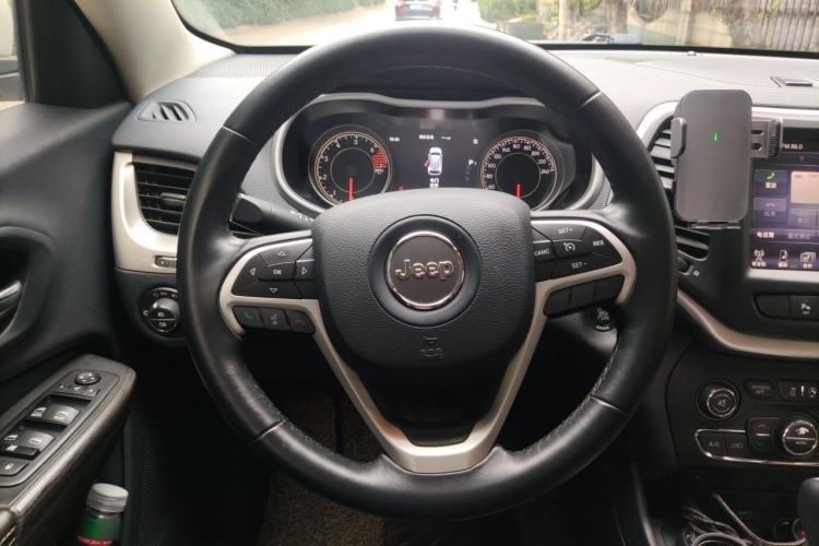 Used Jeep Cherokee 2016 2.4L Professional Smart Version Steering Wheel
