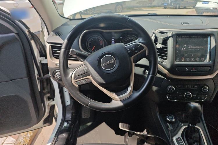 Used Jeep Cherokee 2016 2.4L Professional Smart Version Steering Wheel