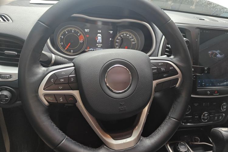 Used Jeep Cherokee 2016 2.4L Professional Smart Version Steering Wheel