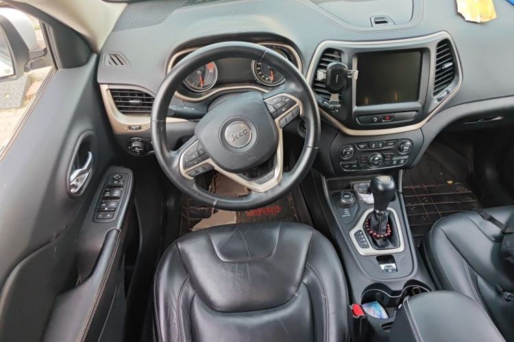 Used Jeep Cherokee 2016 2.4L Professional Smart Version Steering Wheel