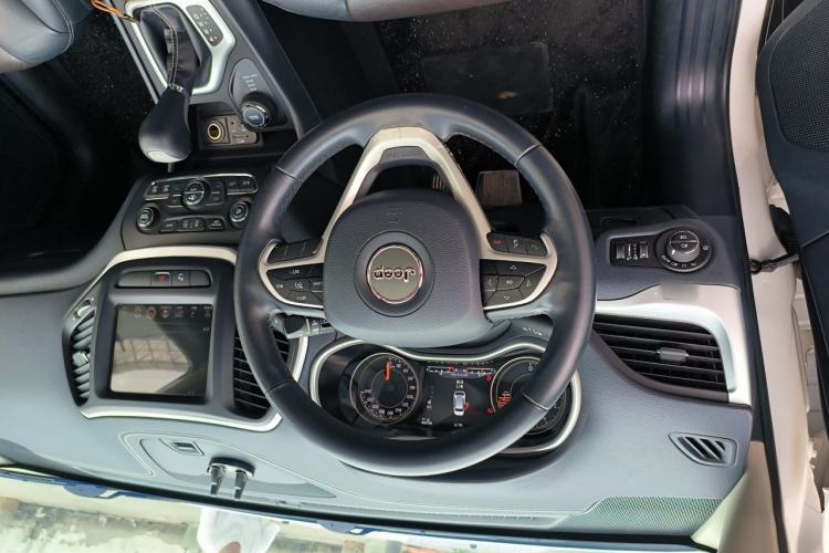 Used Jeep Cherokee 2016 2.4L Professional Smart Version Steering Wheel