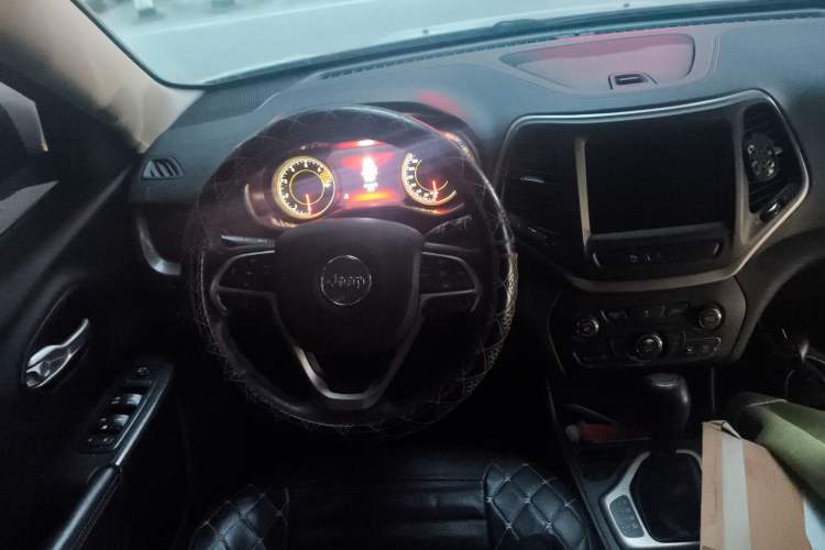 Used Jeep Cherokee 2016 2.0L Smart Version Steering Wheel