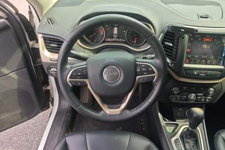 Used Jeep Cherokee 2016 2.0L Superior Edition Steering Wheel