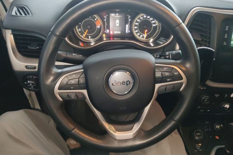 Used Jeep Cherokee 2016 2.4L Professional Edition Steering Wheel