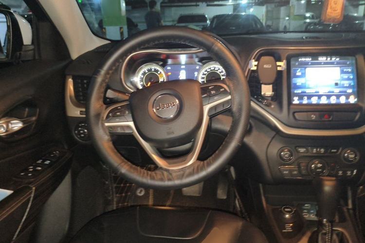 Used Jeep Cherokee 2016 2.4L Professional Smart Version Steering Wheel