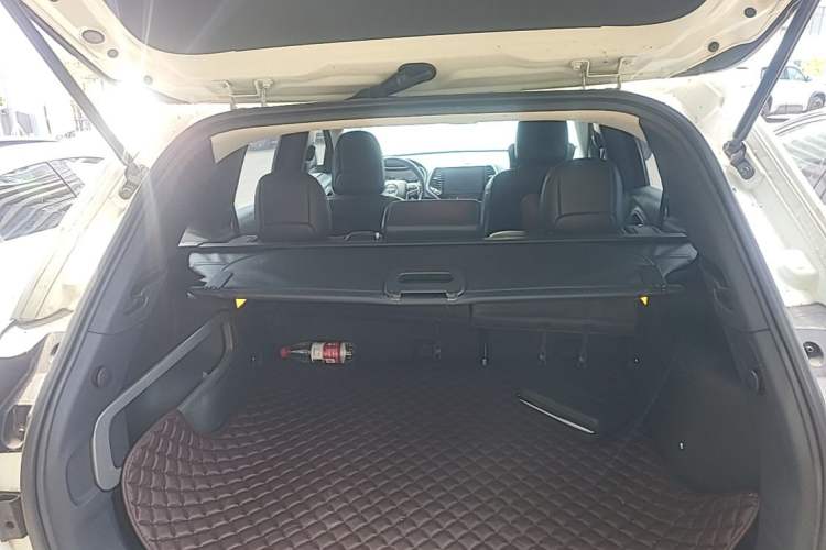Used Jeep Cherokee 2016 2.4L Professional Edition Trunk