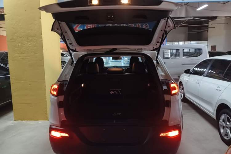 Used Jeep Cherokee 2016 2.4L Professional Edition Trunk