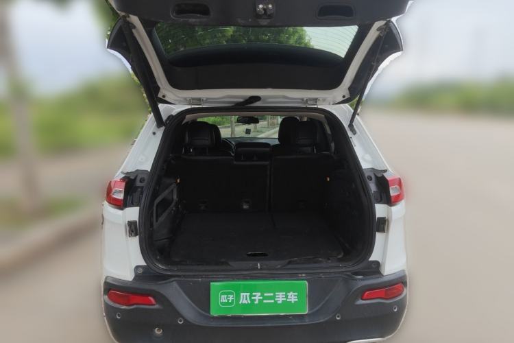 Used Jeep Cherokee 2016 2.4L Superior Edition Trunk
