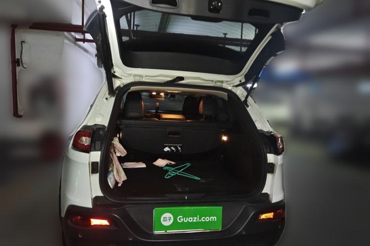 Used Jeep Cherokee 2016 2.4L Superior Edition Trunk