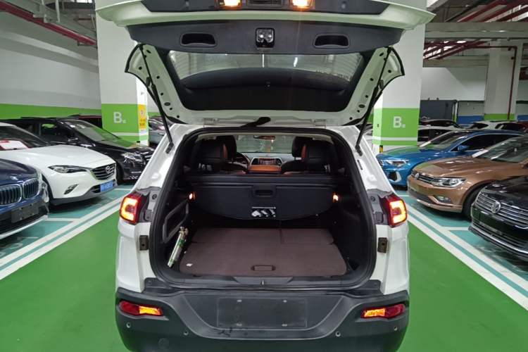 Used Jeep Cherokee 2016 2.4L Professional Edition Trunk