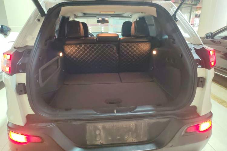 Used Jeep Cherokee 2016 2.4L Superior Edition Trunk