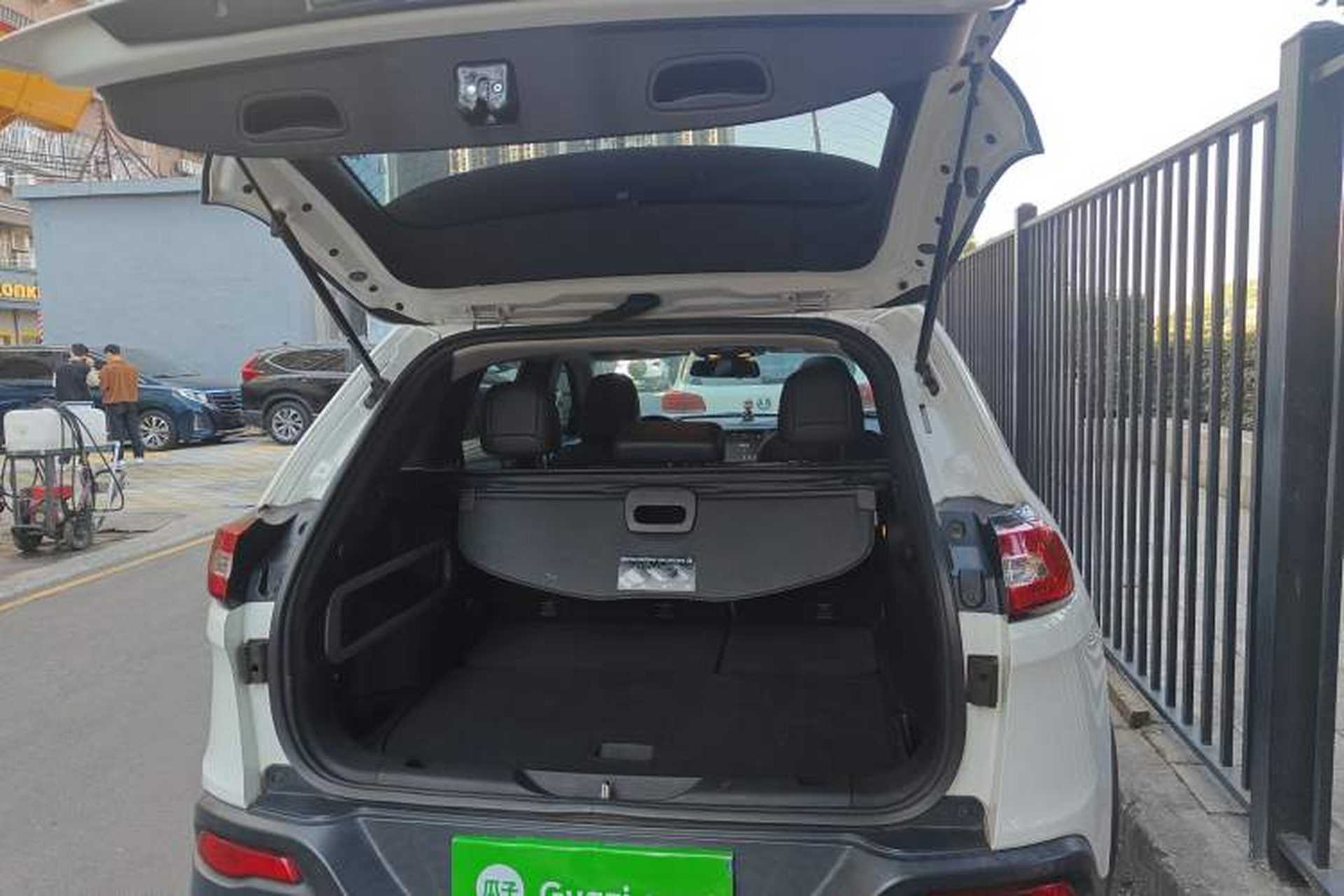 Used Jeep Cherokee 2016 2.0L Superior Edition Trunk
