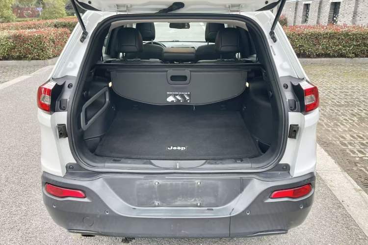 Used Jeep Cherokee 2016 2.0L Superior Edition Trunk