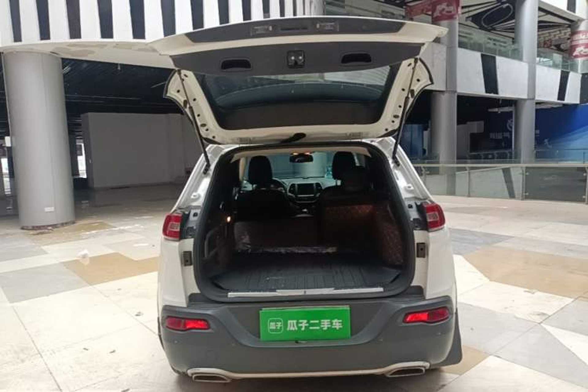 Used Jeep Cherokee 2016 2.4L Professional Smart Version Trunk