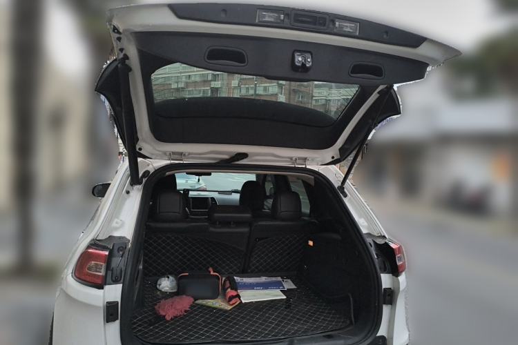 Used Jeep Cherokee 2016 2.4L Superior Edition Trunk