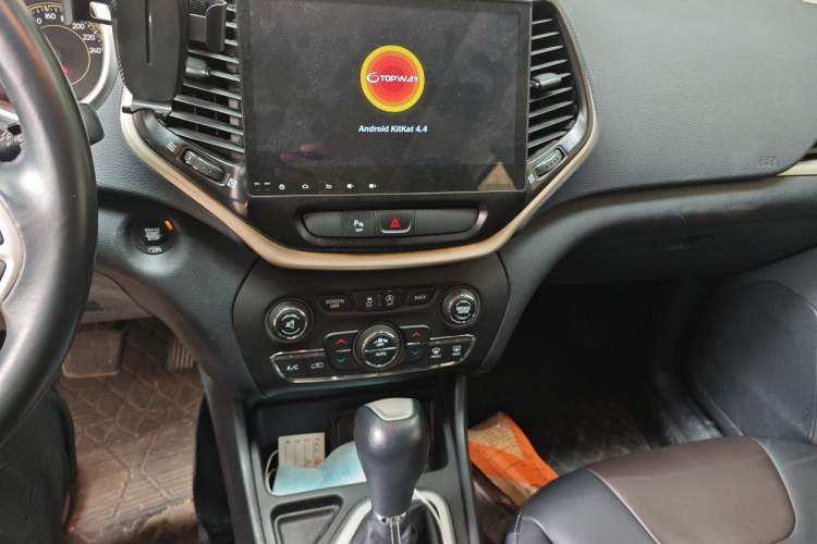 Used Jeep Cherokee 2016 2.4L Leading Edition Audio And AC Panel