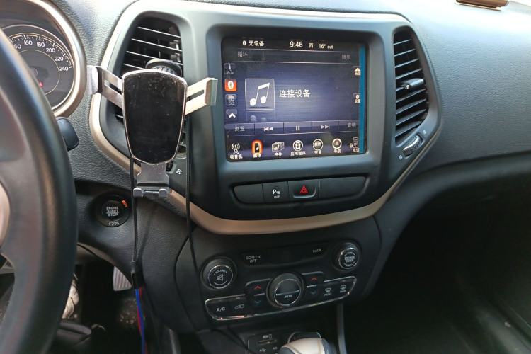 Used Jeep Cherokee 2016 2.0L Superior Edition Audio And AC Panel