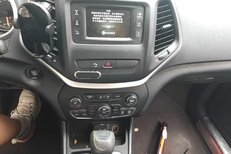 Used Jeep Cherokee 2016 2.4L Leading Edition Audio And AC Panel