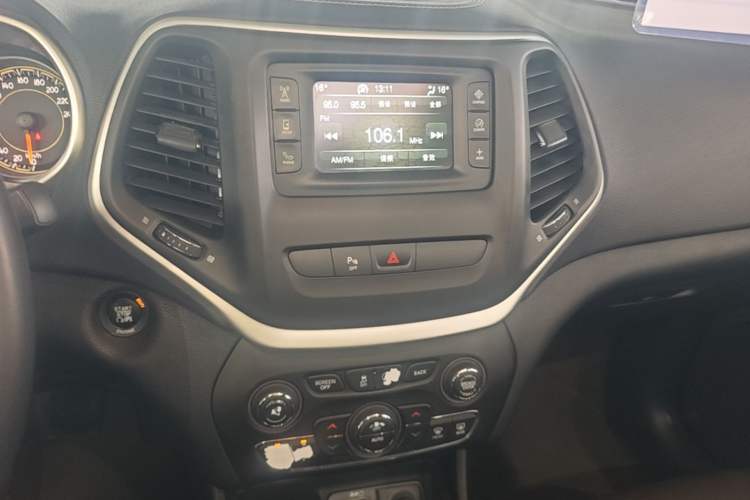 Used Jeep Cherokee 2016 2.4L Leading Edition Audio And AC Panel