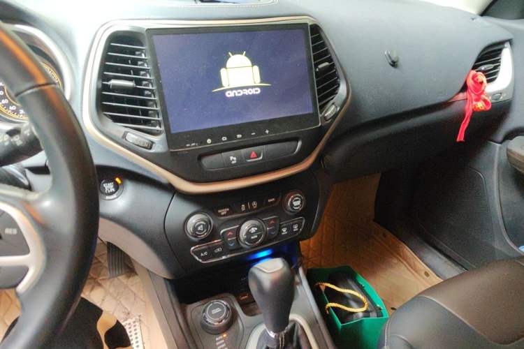 Used Jeep Cherokee 2016 2.4L Professional Edition Audio And AC Panel