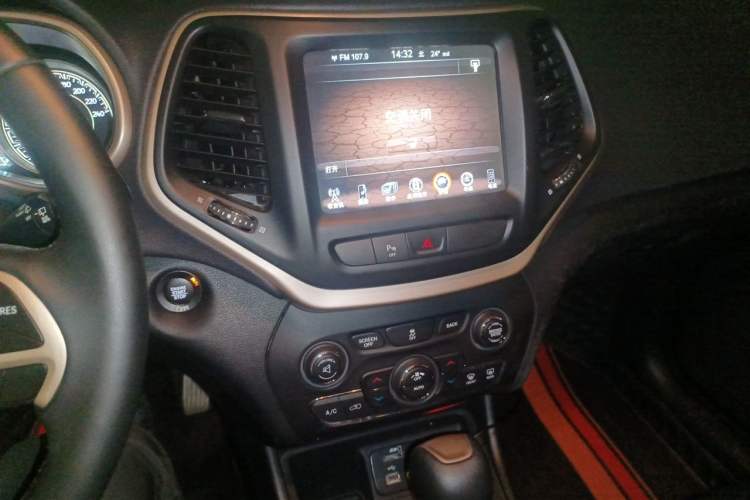Used Jeep Cherokee 2016 2.0L Superior Edition Audio And AC Panel