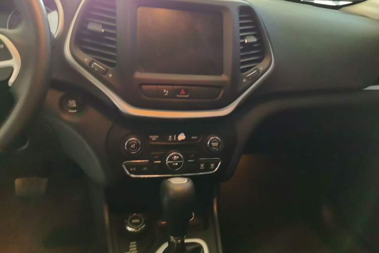 Used Jeep Cherokee 2016 2.4L Professional Smart Version Audio And AC Panel