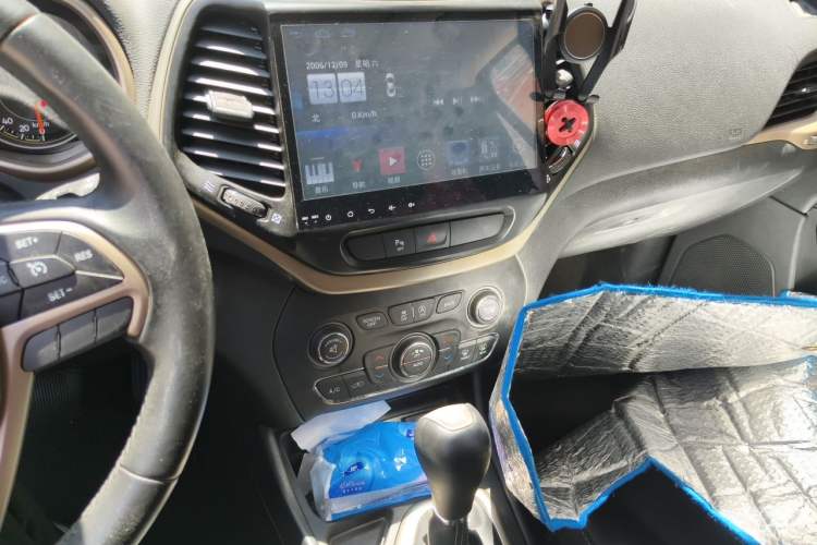 Used Jeep Cherokee 2016 2.4L Leading Edition Audio And AC Panel